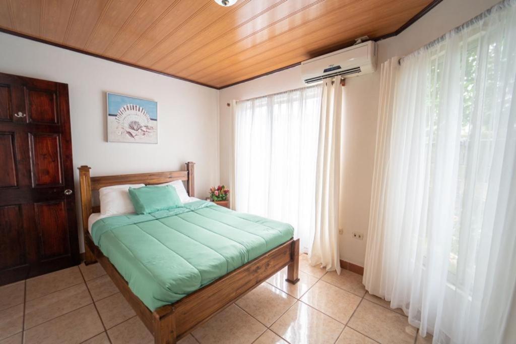 Apartamentos Cristal Quepos Exterior photo