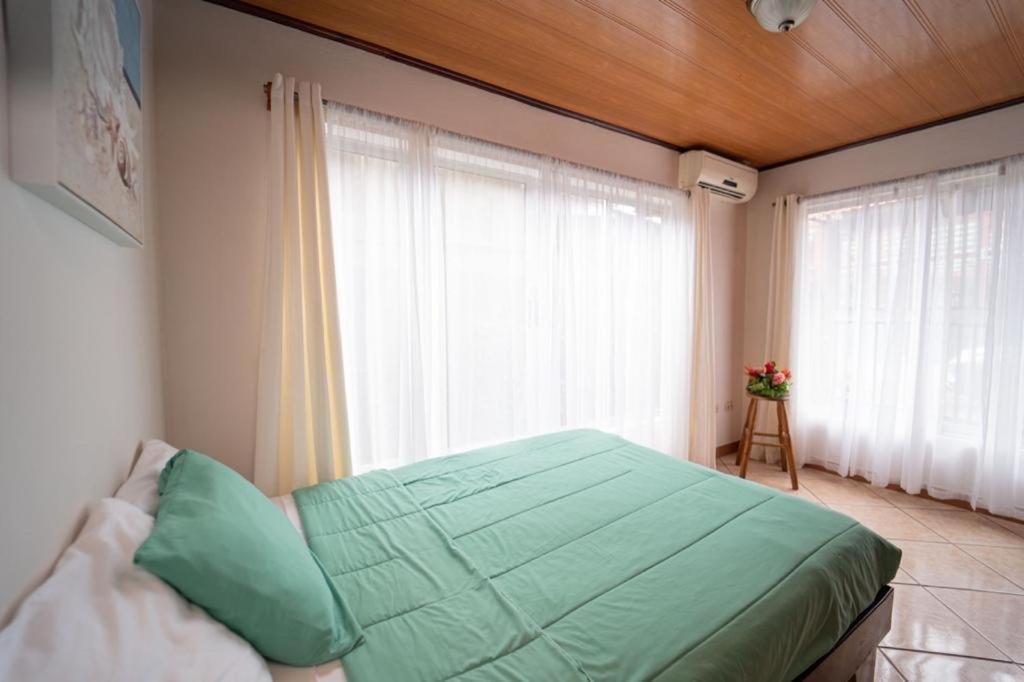 Apartamentos Cristal Quepos Exterior photo