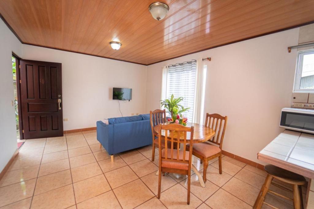 Apartamentos Cristal Quepos Exterior photo