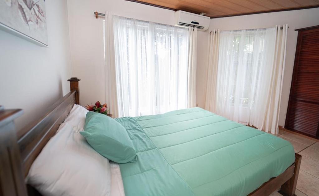 Apartamentos Cristal Quepos Exterior photo