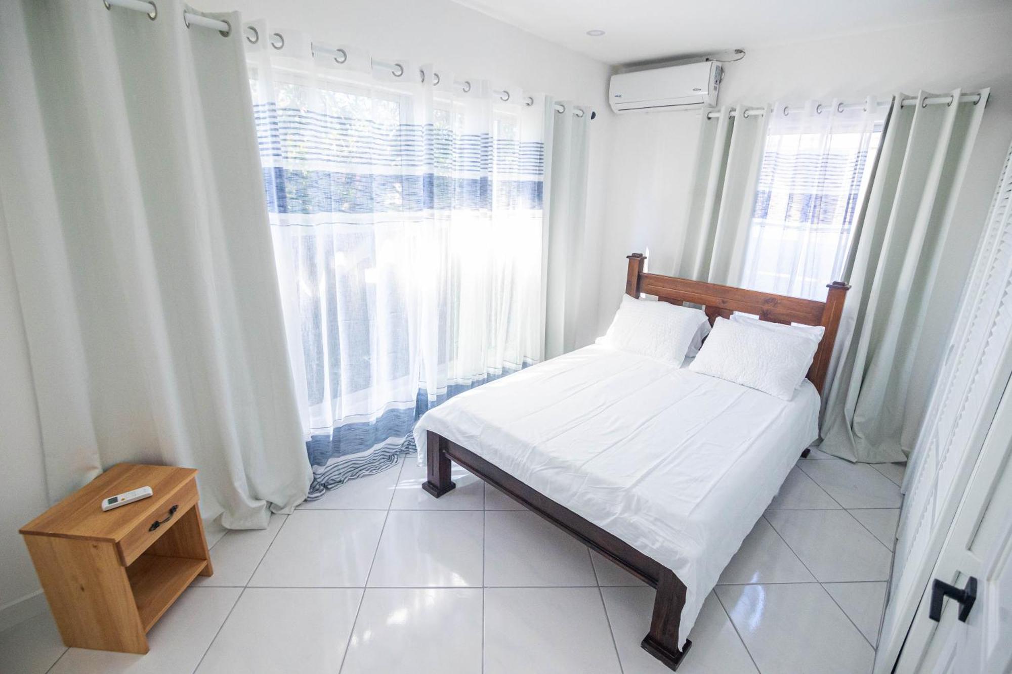 Apartamentos Cristal Quepos Exterior photo