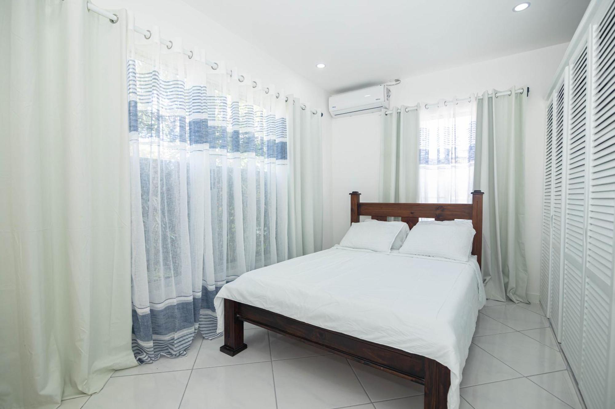 Apartamentos Cristal Quepos Exterior photo
